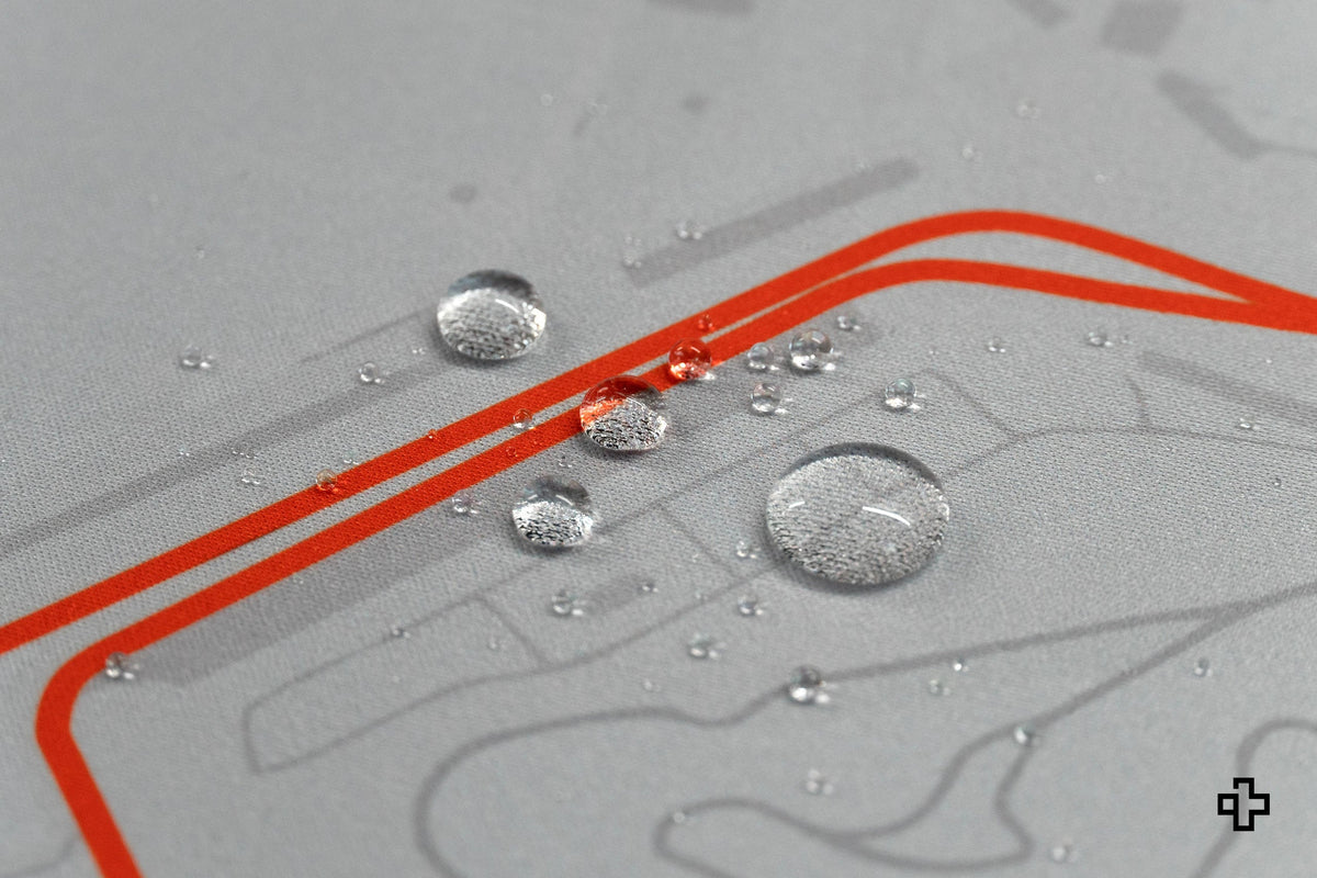 QwertyKey Formula Silver Circuit gamer asztali egérpad, vízálló, varrott szélek, 4 mm, csúszásmentes gumitalp