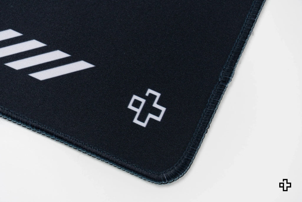QwertyKey Terminal gamer asztali egérpad, vízálló, varrott szélek, 4 mm, csúszásmentes gumitalp