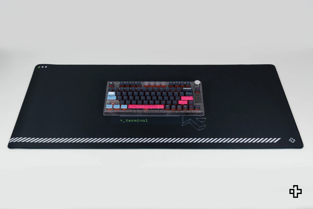 QwertyKey Terminal gamer asztali egérpad, vízálló, varrott szélek, 4 mm, csúszásmentes gumitalp