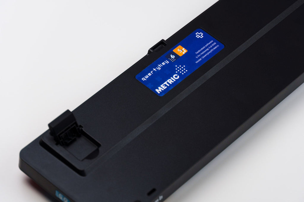 QwertyKey65 Metric – mechanikus gamer billentyűzet, hot-swap, Full RGB