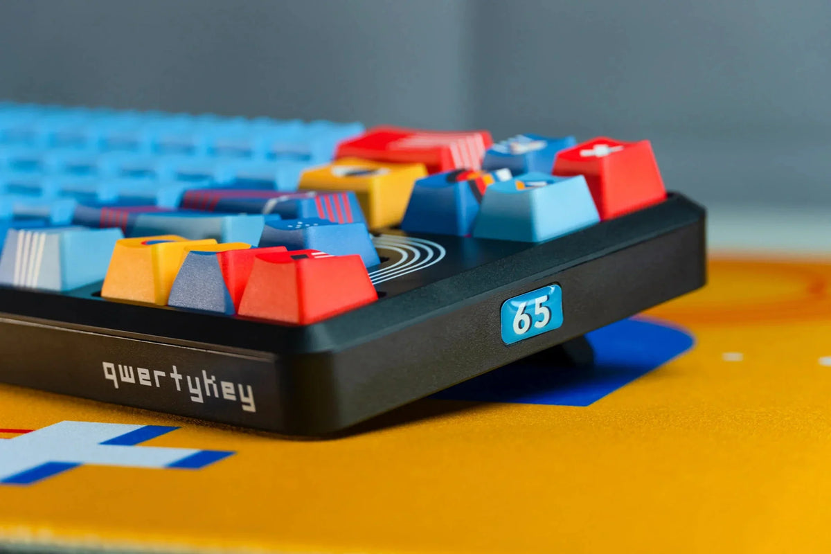 QwertyKey65 Metric – mechanikus gamer billentyűzet, hot-swap, Full RGB