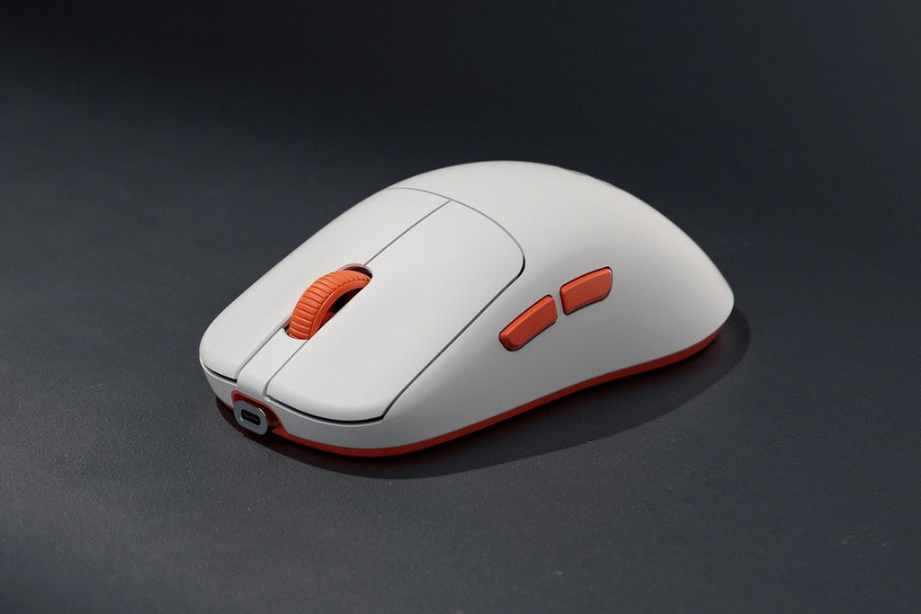 QwertyKey Falcon White 8K vezeték nélküli gamer egér, 30 000 DPI, háromféle csatlakozás, Bluetooth, PixArt 3950