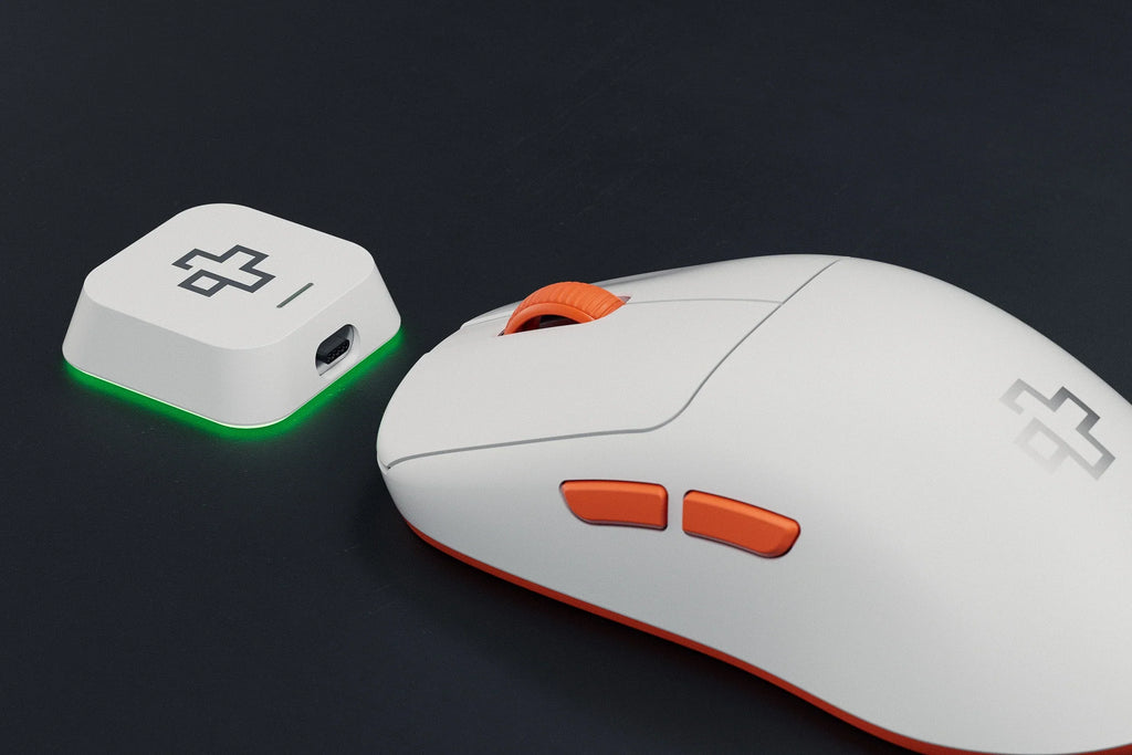 QwertyKey Falcon White 8K vezeték nélküli gamer egér, 30 000 DPI, háromféle csatlakozás, Bluetooth, PixArt 3950