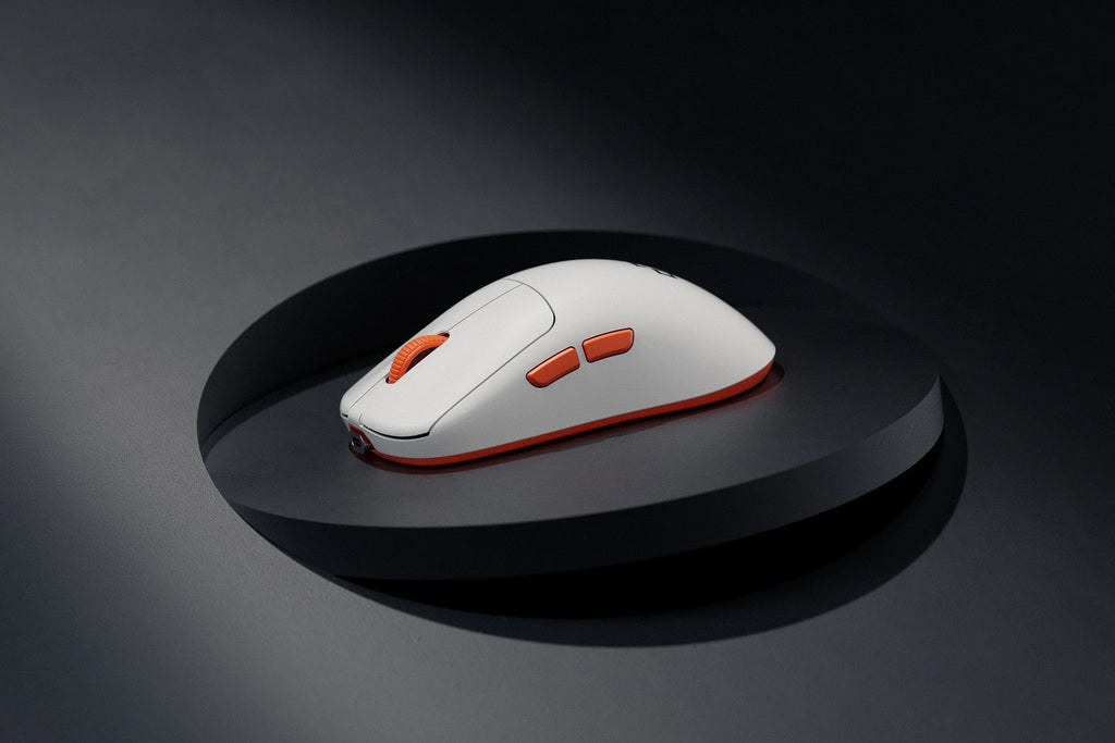 QwertyKey Falcon White 8K vezeték nélküli gamer egér, 30 000 DPI, háromféle csatlakozás, Bluetooth, PixArt 3950