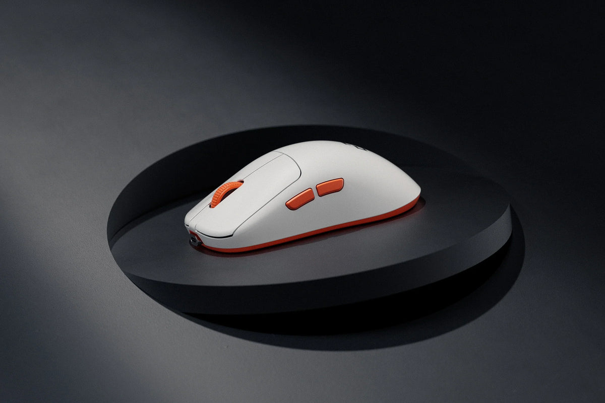 QwertyKey Falcon White 8K vezeték nélküli gamer egér, 30 000 DPI, háromféle csatlakozás, Bluetooth, PixArt 3950