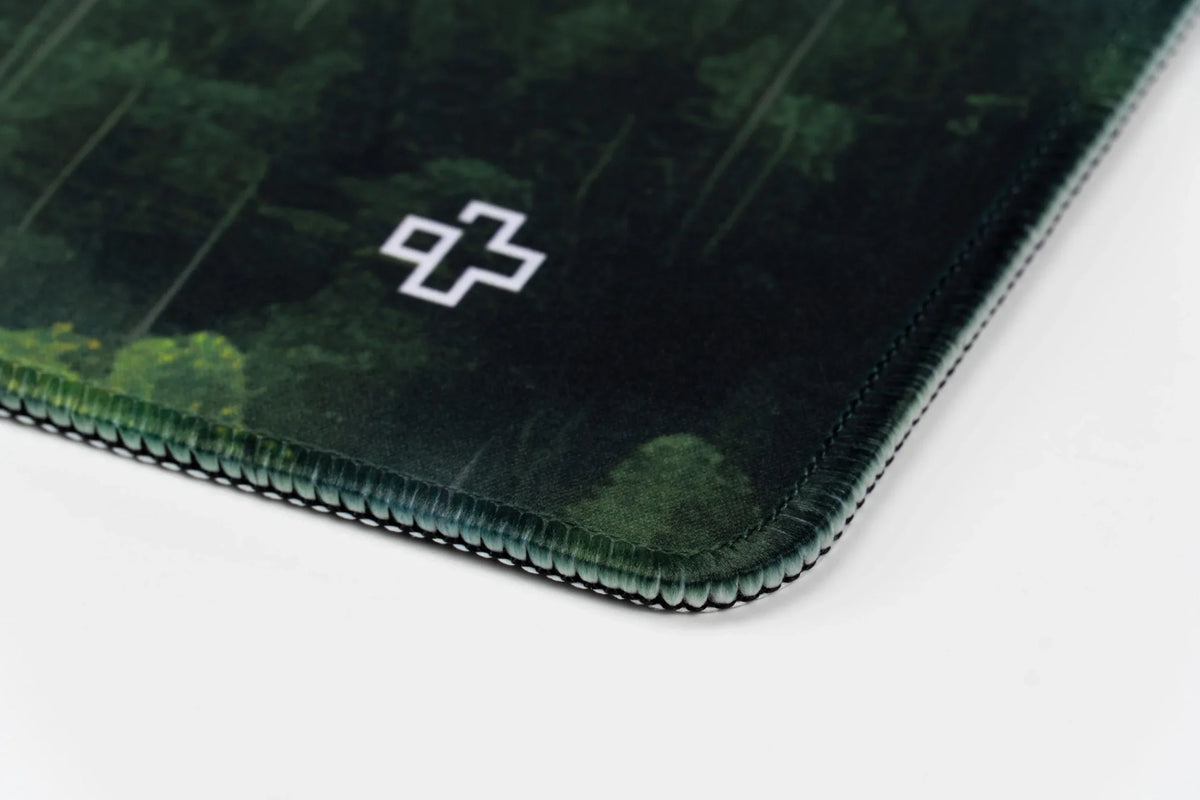 QwertyKey Forest gamer asztali egérpad, vízálló, varrott szélek, 4 mm, csúszásmentes gumitalp
