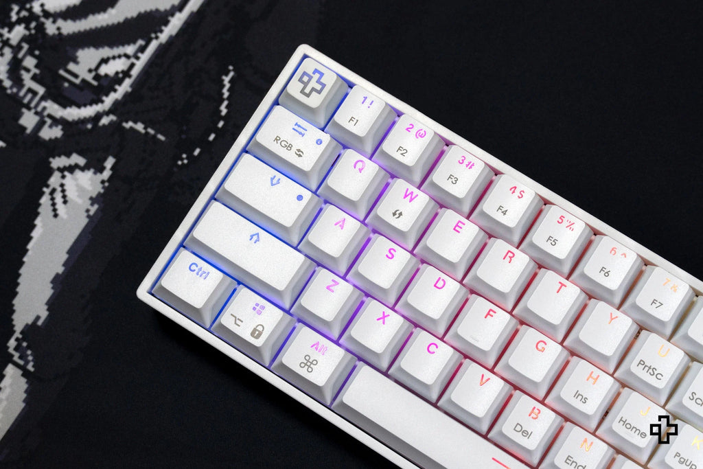 QwertyKey H61 Split White – mechanikus gamer billentyűzet, hot-swap, Full RGB