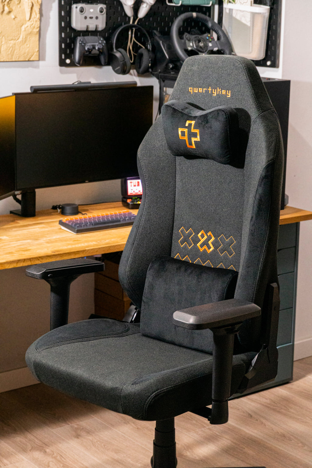 QwertyKey – QK/CTRL fekete gamer szék